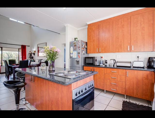 2 BEDROOM APARTMENT FOR SALE IN SUNNINGHILL